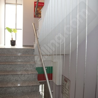 Връзка на тръба към вертикални въжета